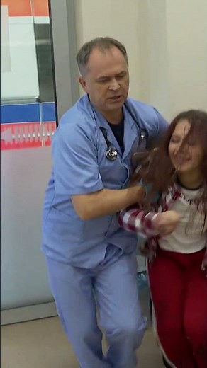 Krzyczy i się wyrywa! Napadła na pacjentkę 😮 lekarze podali coś na uspokojenie 💉 | Szpital #shorts