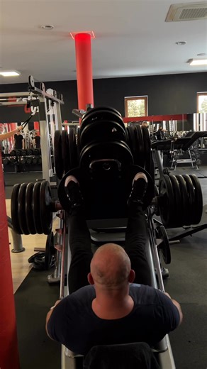 Dzień nóg " i dokładnie 555 kg. na suwnicy 😲🔥🔥🔥. Macie ostatnio powera 😉. Do zobaczenia jutro w godz.8.00-18.00 🙌 | Master Gym Radzymin