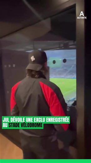 Jul dévoile une exclu enregistrée au Stade Vélodrome avec plusieurs clins d’œil à l’OM ! Le rappeur marseillais a célébré la victoire de son club de cœur contre l’OL depuis sa loge à l’Orange Vélodrome, en lâchant un son inédit en direct de l’enceinte mythique. #jul #marseille #velodrome #rapfr