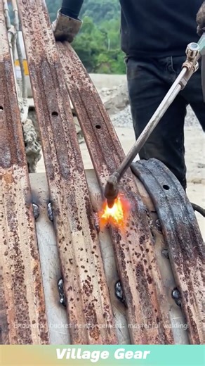 Excavator bucket reinforcement: masterful welding! #welding