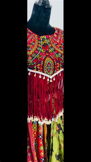 Step into timeless elegance with this Aliya style choli, beautifully crafted in Gamthi Kalamkari and cotton print. The bold backless design is enhanced with handmade tassels featuring real kodi shells and delicate latkans, giving it a rich traditional yet modern fusion look. Perfect for festive nights, Garba, weddings, or statement party wear. Style: Aliya Cut Backless Choli Fabric: Gamthi Kalamkari with Cotton Print Details: Real Kodi shell tassels & multicolor latkans Sizes: 38–44 (with altera