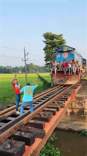 খাবার খাওয়ার সময় হঠাৎ এলো চলন্ত ট্রেন 🚆🤪 #train #shorts #story #viral #funny #comedy #railway