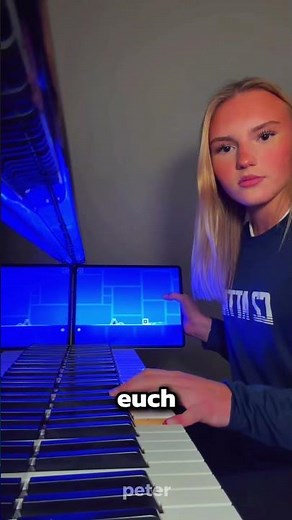 She's playing the level and the piano at the same time 🤯🔥