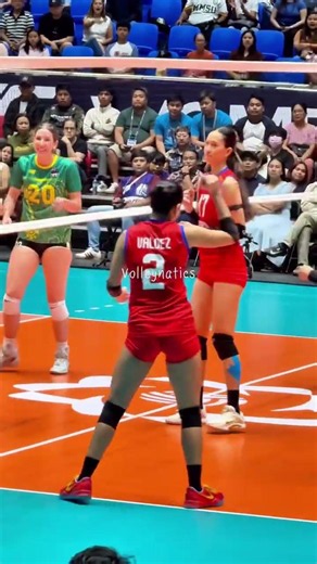 The perfect drop ball from the Phenom #alyssavaldez #alyssasolomon