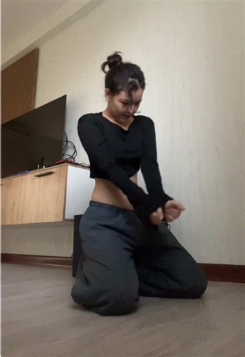 Mini dance improvisation guys that’s why the moves look messy #fyp #dance #runwaywalk #danceimprovisation #dancer #recommendations