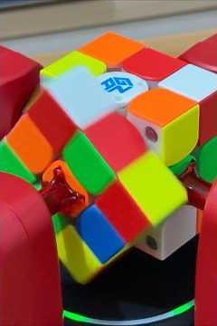 Rubik’s Cube Robot Solves A Puzzle in SECONDS! #shorts