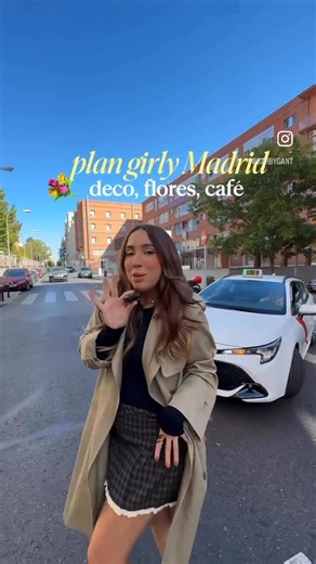 Promotion Hub on Instagram: "@barbygant 🌸 Planes girlies en Madrid: Cafetería-floristería con Taller de cerámica y pintura! 🎨 🕒 Horarios: De martes a viernes de 08:30 a 21:00 Sábados y Domingos de 10:00 a 21:00 (cerrado los lunes) 💸 El precio lo pones tú! (según la cerámica que elijas, oscila entre 18 y 30€) y te incluye: las pinturas y 2h en tu mesa 💻 También hay espacio de co-working 🐶 Pet-friendly ☕ Café especialidad y repostería (puedes ir solo a tomar un café también) 🌸 Floristería �