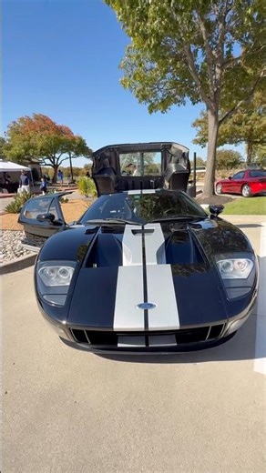 ⚫⚪🏁🚗🔥 “Classic Ford GT Duo | Stunning Black & White Supercars in Perfect Condition ✨🇺🇸”
