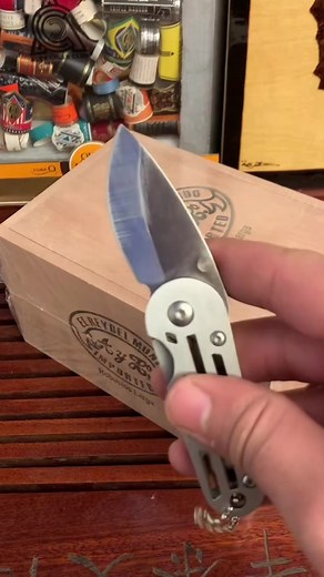 El Rey del Mundo #asmr #asmrsounds #asmrvideo #fyp #cigar #سيجار #unboxing #الاسكندرية | Alex Cigar Club - نادى الإسكندرية للسيجار