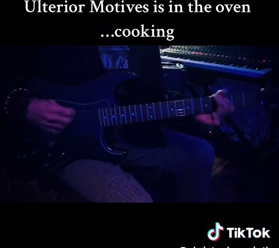 Get Excited it’s a coming ….guitar tracks completed -next is vocals #ulteriormotives #christophersaintbooth #christophersaint #ekt #80s #cooking