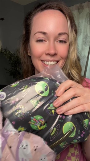 👽✨ Don’t wait as long as I did, bestie… this Gold Blush x Weekend Chaser print sells out FAST. The alien chaser is even prettier in person and honestly gives you the happiest dopamine hit 💖 You’re gonna be obsessed! @Gold Blush @WKND Chasers #bumbag #everydaybag #dopaminedressing #bag