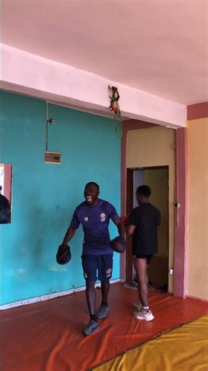 je développe beaucoup de stratégies ✍️ à l'université de BOXE-ANGLAISE ✍️📝🎓🥊🇨🇲.