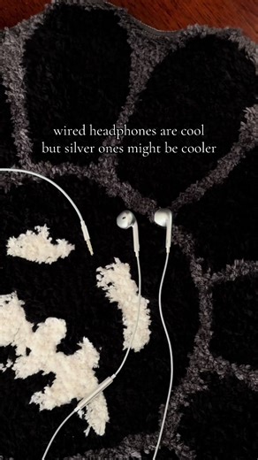 Are Silver Wired Headphones the New Trend?
