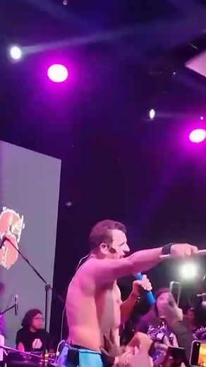 Caída de Sergio Galliani en concierto de Los Chabelos