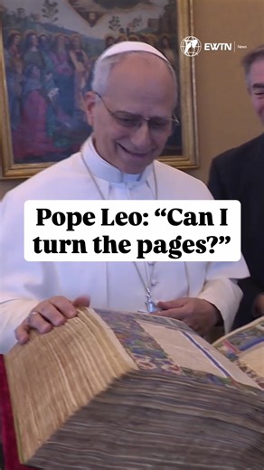 The Borso d’Este Bible, one of the supreme masterpieces of the Italian Renaissance, was formally presented to Pope Leo XIV at the Vatican during an institutional ceremony attended by the President of the Italian Senate, Ignazio La Russa. The encounter took on a particularly touching note when Pope Leo gently reached for the manuscript, carefully asking whether gloves were required and if he might turn its pages. Reassured that the precious volume could be handled, the Pope leafed through the cod