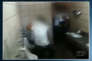 Alunos promovem 'clube de luta' em banheiro de colégio de Goiânia; vídeo