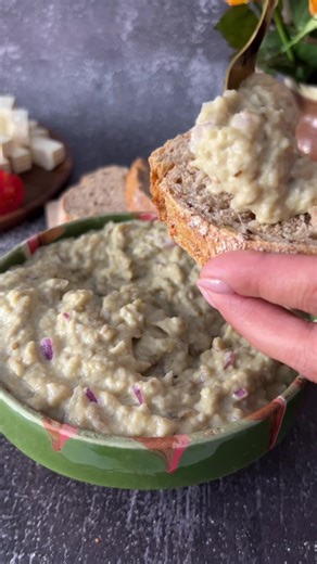 Vinete cu maioneză fără ulei Aproximativ 78 kcal și peste 3 g proteine per porție (6 porții). Ingrediente: 500 g vinete coapte (după curățare și scurgere) 50 g ceapă Pentru maioneza fără ulei: 150 g iaurt grecesc 2% 10 g muștar 2 ouă 5 ml zeamă de lămâie Sare, piper alb Mod de preparare: Vinetele se coc fie pe plita aragazului, fie la cuptor. Pentru varianta la cuptor, se înțeapă ușor cu un cuțit, se așază pe o tavă tapetată cu hârtie de copt și se coc la 200°C timp de 40-60 de minute, întorcând