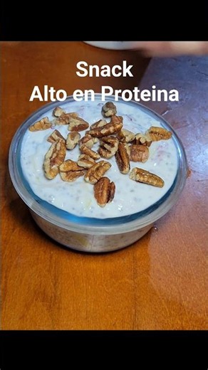 High in protein. Greek yogurt with fruit and chia 💪