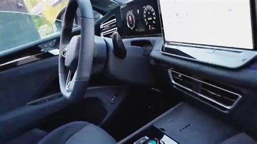 IQ. Pilot 2.0 实现自主上下匝道 + 自动变道，避障辅助适配本土路况，同构惯导双目精准感知，复杂路况也能从容应对，驾驶更轻松。