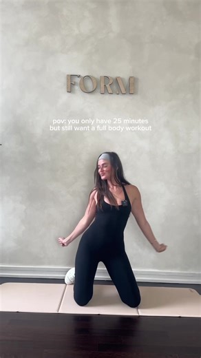The slower you go…the more it burns 🔥 @gracefreyrefit’s new 25 min slow & controlled sculpt is now live on the FORM app! #form #formapp #weeklyworkout #sculpt #sculptworkout