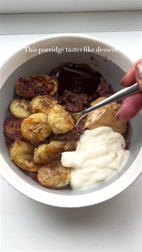 Chocolate caramelised banana porridge 🍫🍌 the breakfast that tastes like dessert. Recipe👇 Oats * 1/2 cup oats * 1 cup plant milk * 1 tbsp cocoa powder * 1/2 tsp instant coffee * 1/2 tsp vanilla extract * 1 tsp sweetener * Pinch salt * 1 tsp yogurt Caramelised banana * 1 Banana * 1 tsp oil * 1 tsp agave or maple syrup * 1/4 tsp cinnamon Toppings * Cashew butter * Dark chocolate * Yogurt Method: 1. Mix in a pan all porridge ingredients except the yogurt. 2. Bring to a boil then simmer for 5-8 mi