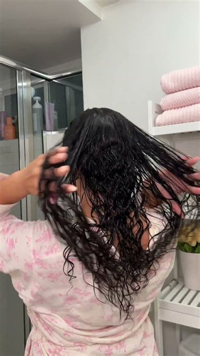 This curl definition 🤩 Rizos Curls #rizoscurls #curldefinition #curlyhairroutine #curlyhairtutorial