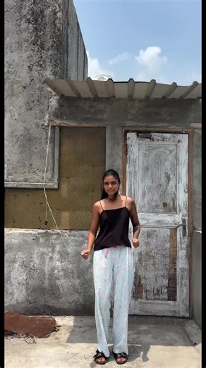 Draping saree without blouse I love creative ideas🌟🧚 Did y'all love this look? #explorepage #newone #keepsupporting #keeploving #transition