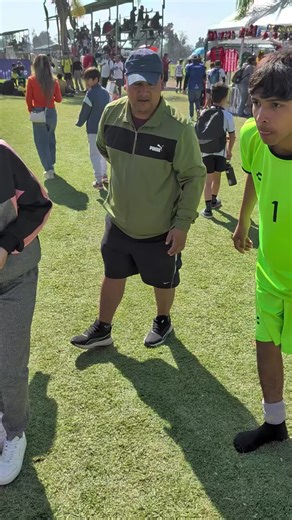 Técnica: Los dedos del pie deben apuntar hacia abajo y ligeramente hacia afuera. Por qué: Esto expone la parte más dura y plana del empeine. Si los dedos están hacia arriba, le darás con la punta o el dedo gordo, perdiendo precisión y potencia. #ReydelaVelocidad #Futbolista #futbol #ParaTi #TecnicaDeGolpeo