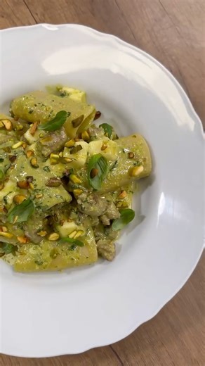 GialloZafferano Loves Italy on Instagram: "This pasta is pure comfort food with a gourmet twist 💚🧀✨ Creamy pistachio pesto, melty provola, and juicy sausage all come together in under 30 minutes. No scale needed—just flavor! Ingredients (serves 2) 1 ¾ cups paccheri pasta (180g) ½ cup shelled salted pistachios (100g) 3 ½ tablespoons extra virgin olive oil (50g) 1 ½ cups diced provola cheese (180g) 6 oz fresh Italian sausage (180g) ¼ cup dry white wine 1 small bunch fresh basil (about ⅓ cup pack