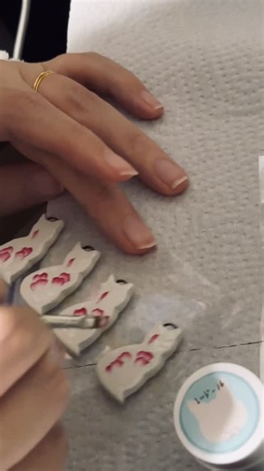 まやの目🐾ねこ雑貨＆ハンドメイド・アート・デザイン on Instagram: "現在制作中のアートアクセサリー オリジナル造形猫型使用 オリジナル調合色で手作業手描き minne＆BASE まやの目にて販売予定‼️ #ハンドメイド #art #minne #BASE #猫 #cat"