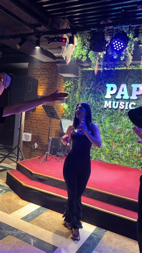 Papaq Music Hall Səhnəsində Rəks 💃