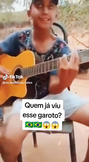 Menino Tocando Viola Caipira na Rua