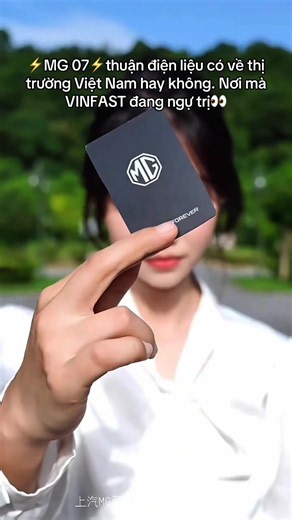 🚨 MG 07 CHÍNH THỨC RA MẮT – MẪU FASTBACK THUẦN ĐIỆN ĐÁNG CHỜ NHẤT CỦA MG! ⚡ MG vừa chính thức trình làng MG 07, mẫu sedan fastback thuần điện hoàn toàn mới với thiết kế thể thao, hiện đại và đậm chất tương lai. Mẫu xe gây ấn tượng với kiểu dáng coupe 4 cửa, công nghệ hỗ trợ lái tiên tiến, cùng quãng đường di chuyển dự kiến lên đến khoảng 840 km (theo tiêu chuẩn thử nghiệm của Trung Quốc, tùy phiên bản). (CarNewsChina.com) Không chỉ sở hữu ngoại hình cuốn hút, MG 07 còn được định vị là một trong