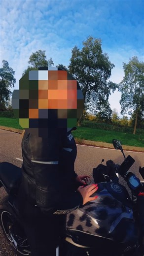 MOTORRIJDSTER ZEGT NEE TEGEN TEST: DUUR FOUTJE? 🏍️🛑 Zelfs zonder vermoeden van rijden onder invloed is het weigeren van een alcohol- of speekseltest strafbaar en kan dit leiden tot een bekeuring. #politie #verkeersveiligheid #verkeer #motorcycle #bike | Verkeersagent Curtis Kammeron