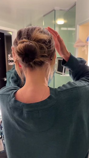 EASY MESSY BUN TUTORIAL 🩵 #messybun #hairtutorial #fyp | messy bun tutorial