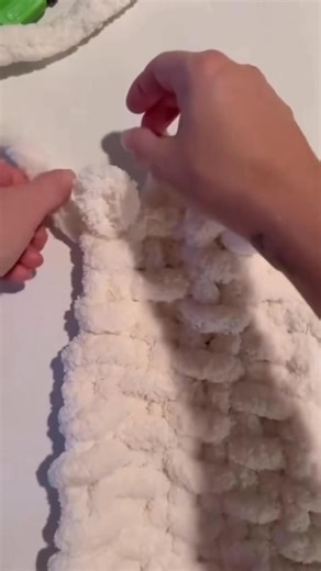 The Linen Stitch 🧶 Full tutorial. 29 foundational loops (you need an odd number of loops for this pattern so if you want your blanket bigger adjust accordingly). #chunkyknitblanket #chunkyknit #tutorial #chunkyyarn #chunkyknitting #chunkyblanket #linenstitch | Heather McCloskey