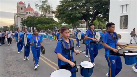 8.8K views · 112 reactions | #desfilespatrios #204aniversariopatrio La primera calle en SPS también es escenario del colorido de los desfiles patrios, esto luego qué la ruta de los mismos había entrado en controversia con las autoridades #Honduras | Acceso Informativo HN | Facebook