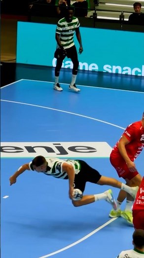 He is floating in the air 😨 #handball #håndbold #ehfcl #clm #sportingcp