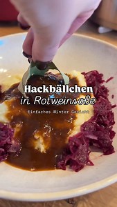 Fleischbällchen in Rotweinsoße 😍 ein absolut tolles einfaches Rezept in der Winter und Weihnachtszeit und nicht ganz so aufwändig wie die gängigen SchmorGerichte die jeder kennt aber mit dem selben Geschmack😍🌲❄️☃️ Ihr braucht: Fleischbällchen • 500 g gemischtes Hackfleisch • 1 Zwiebel, fein gewürfelt • 2 Knoblauchzehen, gehackt • 1½ Semmeln, eingeweicht & ausgedrückt • 1 Ei • 2 EL Petersilie • 1 EL Senf • 1 TL Majoran • Salz, Pfeffer (optional Hackfleischgewürz) Rotweinsoße • 1 große Zwiebel