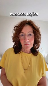 Vaginale droogte tijdens de overgang en menopauze Een veelvoorkomende klacht tijdens de overgang is vaginale droogheid, die vaak wordt gezien als een puur symptomatische kwestie. Vrouwen zoeken vaak naar lokale behandelingen om dit ongemak te verlichten, zoals bijvoorbeeld een glijmiddel of een crème die tijdelijk de vagina natter maakt, maar het is belangrijk om te begrijpen dat vaginale droogheid een symptoom is van een dieperliggend hormonaal onevenwicht. In plaats van alleen de symptomen te
