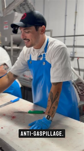 Chez Cochons tout ronds, rien ne se perd, tout se transforme ! Chaque partie du cochon a sa place dans notre cuisine. Même dans notre atelier de transformation, on veille à ce que chaque ingrédient soit utilisé avec respect et ingéniosité. C’est notre façon d’être cohérents entre ce qu’on croit et ce qu’on fait 🫶 Valoriser l’animal, honorer le travail, respecter la terre.. c’est la recette secrète des Cochons tout ronds! | Les Cochons tout ronds