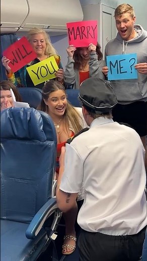 Pilot proposes to girlfriend using intercom and the help of passengers 🥹