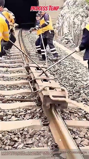 バール1本で線路を動かす！過酷な鉄道インフラ保守の現場 #worker #process #railway #engineering #tunnel