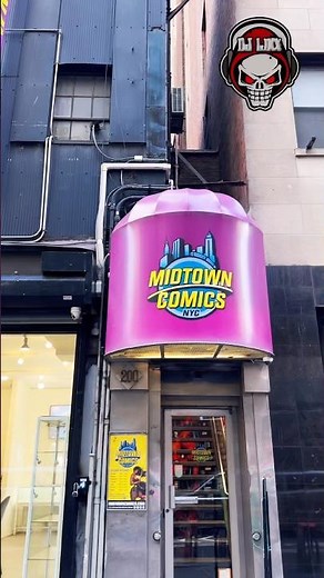 CHECKING OUT MIDTOWN COMICS FLAGSHIP LOCATION IN NYC #comics #nyc #statues #midtown #shorts #marvel