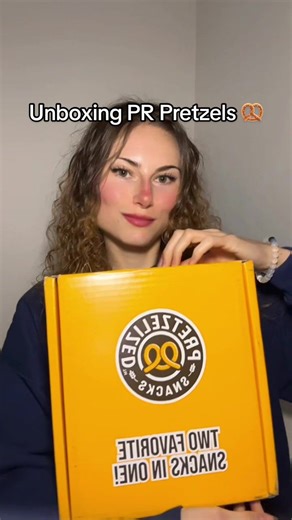 Unboxing PR Pretzel pita chips?! The perfect chip to dip🥨Crunchy crispy and salty💛 @pretzelized #unboxing #pretzels #pita #crunch #pr