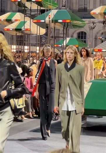 Nicolas Ghesquière, qui a été décoré de la légion d’honneur ce vendredi 2 octobre, a clôturé la Fashion Week de Paris en présentant sa collection prêt-à-porter printemps-été 2027 ce soir au sein de la Cour carrée du Louvre. Qu’en pensez-vous ? #louisvuitton #parisfashionweek #tiktokfashion #nicolasghesquiere
