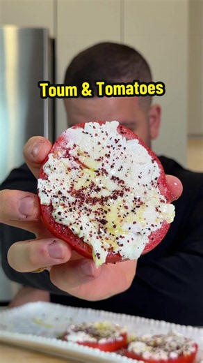 Toum & Tomato 🍅🧄 A Lebanese classic for the tomato lovers 🫶 *Recipe* Slice tomatoes into thick pieces (to your liking) Season with salt and pepper Spread a layer to toum (garlic sauce) Drizzle olive oil Sprinkle sumac #tomato #lebanesefood #toum #loveatfirstbite