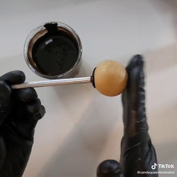 🐭#mickeymouse #disney #create #diy #xyzbca #tutorial #satisfying #cakepop #mickeymousecakepop #candymelts #mickey #mouse #baker #monday #fun #love