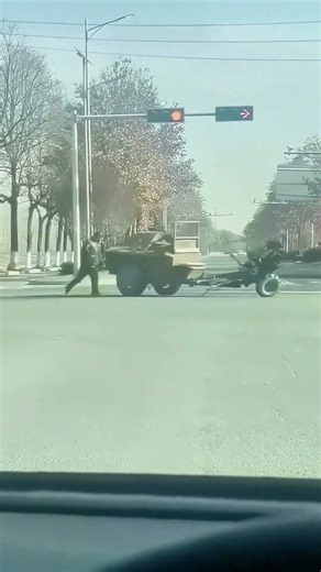 Tricycle tips over, passersby jointly “save the car”