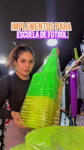 Accesorios para escuelas de futbol en cancha de pasto o sintética ☺️ Escríbenos al WhatsApp 3118567060 para cotizar tus implementos 🫡 #tiendadeportivabogota #tiendadeportiva #escueladefutbol